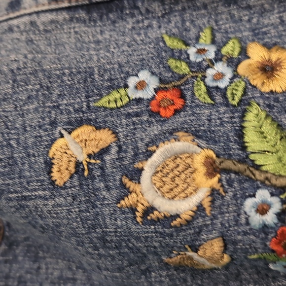 Embroidered Jeans Great For Summer 🌞 These Are The perfect Jeans! - Picture 8 of 8